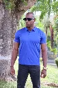 Polo bleu de face